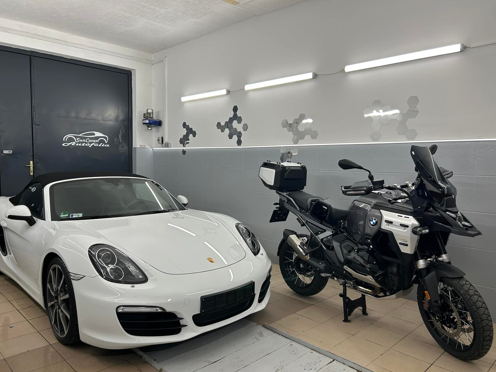 Porsche Boxster és BMW GS üvegfóliázás – SunCover Győr