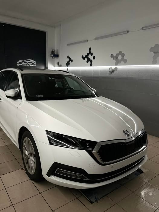 Škoda Octavia autóüveg fóliázás – SunCover Győr
