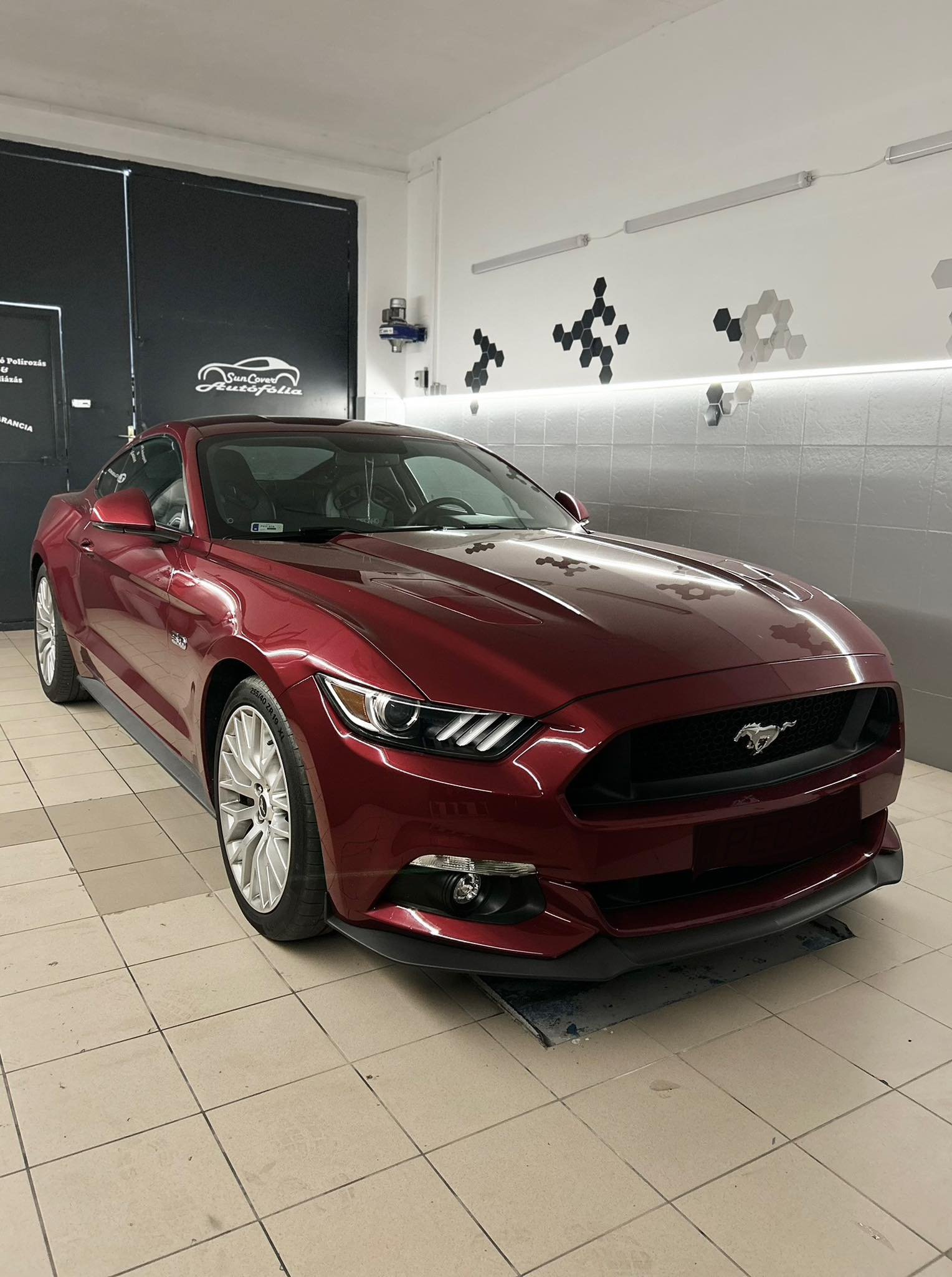 Mustang GT autóüveg fóliázás – SunCover Győr